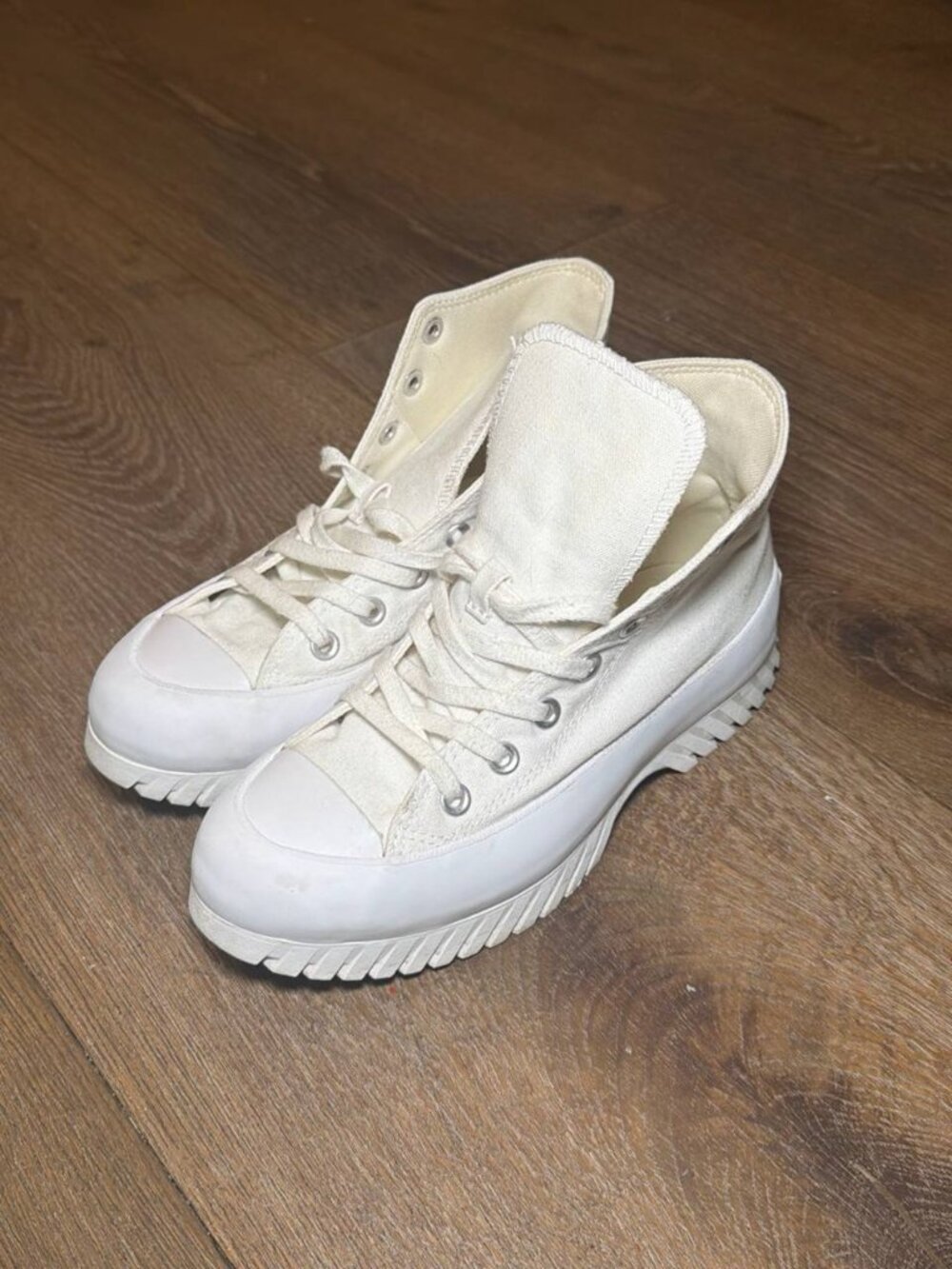 Converse High-Top Sneakers Womens Size 7 - Barely Worn